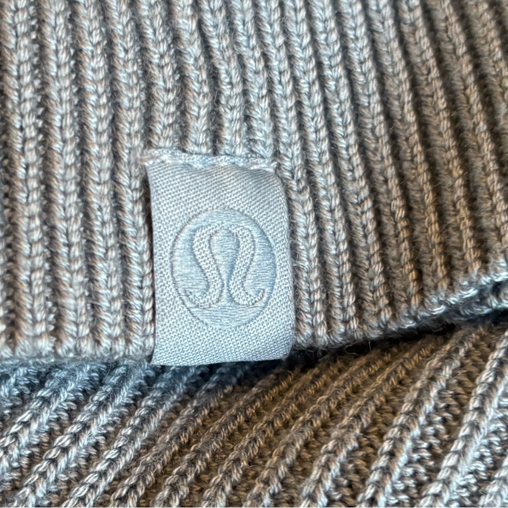 Lululemon reversible cross over crewneck sweater. Gray/ blue.
Size 18 - Picture 11 of 12